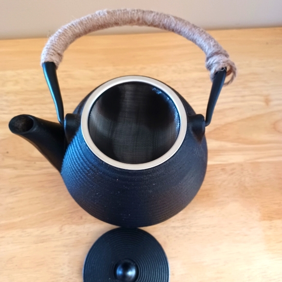 Cast Iron Japanese Tetsubin Stovetop Teapot with Trivet & Infuser - Picture 5 of 9